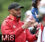 22.07.2024, Fussball 1. Bundesliga 2024/2025, Trainingslager FC Bayern Mnchen in Rottach-Egern am Tegernsee am Sportplatz Birkenmoos, Trainer Vincent Kompany (FC Bayern Mnchen) verteilt Autogramme