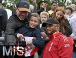 22.07.2024, Fussball 1. Bundesliga 2024/2025, Trainingslager FC Bayern Mnchen in Rottach-Egern am Tegernsee am Sportplatz Birkenmoos, Trainer Vincent Kompany (FC Bayern Mnchen) macht Fotos mit den Fans