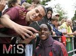 22.07.2024, Fussball 1. Bundesliga 2024/2025, Trainingslager FC Bayern Mnchen in Rottach-Egern am Tegernsee am Sportplatz Birkenmoos, Mathys Tel (Bayern Mnchen) macht Fotos mit den Fans