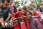 22.07.2024, Fussball 1. Bundesliga 2024/2025, Trainingslager FC Bayern Mnchen in Rottach-Egern am Tegernsee am Sportplatz Birkenmoos, Mathys Tel (Bayern Mnchen) macht Fotos mit den Fans