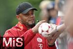 22.07.2024, Fussball 1. Bundesliga 2024/2025, Trainingslager FC Bayern Mnchen in Rottach-Egern am Tegernsee am Sportplatz Birkenmoos, Trainer Vincent Kompany (FC Bayern Mnchen) verteilt Autogramme