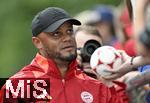 22.07.2024, Fussball 1. Bundesliga 2024/2025, Trainingslager FC Bayern Mnchen in Rottach-Egern am Tegernsee am Sportplatz Birkenmoos, Trainer Vincent Kompany (FC Bayern Mnchen) verteilt Autogramme