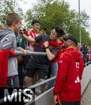 22.07.2024, Fussball 1. Bundesliga 2024/2025, Trainingslager FC Bayern Mnchen in Rottach-Egern am Tegernsee am Sportplatz Birkenmoos, Trainer Vincent Kompany (FC Bayern Mnchen) gibt nach dem Training noch Autogramme und Selfies bei den Fans 