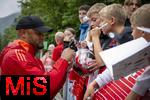 22.07.2024, Fussball 1. Bundesliga 2024/2025, Trainingslager FC Bayern Mnchen in Rottach-Egern am Tegernsee am Sportplatz Birkenmoos, Trainer Vincent Kompany (FC Bayern Mnchen) gibt nach dem Training noch Autogramme und Selfies bei den Fans 