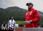 22.07.2024, Fussball 1. Bundesliga 2024/2025, Trainingslager FC Bayern Mnchen in Rottach-Egern am Tegernsee am Sportplatz Birkenmoos, Trainer Vincent Kompany (FC Bayern Mnchen) in der verregneten Bergwelt.