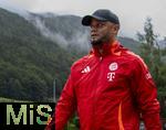 22.07.2024, Fussball 1. Bundesliga 2024/2025, Trainingslager FC Bayern Mnchen in Rottach-Egern am Tegernsee am Sportplatz Birkenmoos, Trainer Vincent Kompany (FC Bayern Mnchen) nach dem Training.