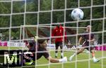 22.07.2024, Fussball 1. Bundesliga 2024/2025, Trainingslager FC Bayern Mnchen in Rottach-Egern am Tegernsee am Sportplatz Birkenmoos, mitte: Co-Trainer Floribert Ngalula (FC Bayern Mnchen, NGalula) beim Torwarttraining, 