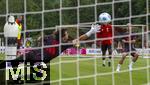 22.07.2024, Fussball 1. Bundesliga 2024/2025, Trainingslager FC Bayern Mnchen in Rottach-Egern am Tegernsee am Sportplatz Birkenmoos, mitte: Co-Trainer Floribert Ngalula (FC Bayern Mnchen, NGalula) beim Torwarttraining, 