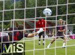 22.07.2024, Fussball 1. Bundesliga 2024/2025, Trainingslager FC Bayern Mnchen in Rottach-Egern am Tegernsee am Sportplatz Birkenmoos, mitte: Co-Trainer Floribert Ngalula (FC Bayern Mnchen, NGalula) beim Torwarttraining, 