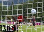 22.07.2024, Fussball 1. Bundesliga 2024/2025, Trainingslager FC Bayern Mnchen in Rottach-Egern am Tegernsee am Sportplatz Birkenmoos, mitte: Co-Trainer Floribert Ngalula (FC Bayern Mnchen, NGalula) beim Torwarttraining, 