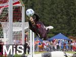 22.07.2024, Fussball 1. Bundesliga 2024/2025, Trainingslager FC Bayern Mnchen in Rottach-Egern am Tegernsee am Sportplatz Birkenmoos, Torwart Sven Ulreich (FC Bayern Mnchen) im Hechtsprung