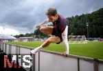 22.07.2024, Fussball 1. Bundesliga 2024/2025, Trainingslager FC Bayern Mnchen in Rottach-Egern am Tegernsee am Sportplatz Birkenmoos, Leon Goretzka (FC Bayern Mnchen) springt gekonnt ber die Bande.