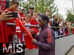 22.07.2024, Fussball 1. Bundesliga 2024/2025, Trainingslager FC Bayern Mnchen in Rottach-Egern am Tegernsee am Sportplatz Birkenmoos, Die Spieler geben den Fans nach dem Training noch fleissig Autogramme.  Hier Mathys Tel (Bayern Mnchen) 