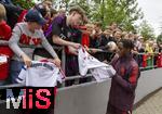 22.07.2024, Fussball 1. Bundesliga 2024/2025, Trainingslager FC Bayern Mnchen in Rottach-Egern am Tegernsee am Sportplatz Birkenmoos, Die Spieler geben den Fans nach dem Training noch fleissig Autogramme.  Hier Mathys Tel (Bayern Mnchen) 