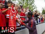 22.07.2024, Fussball 1. Bundesliga 2024/2025, Trainingslager FC Bayern Mnchen in Rottach-Egern am Tegernsee am Sportplatz Birkenmoos, Die Spieler geben den Fans nach dem Training noch fleissig Autogramme.  Hier Mathys Tel (Bayern Mnchen) 