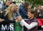 22.07.2024, Fussball 1. Bundesliga 2024/2025, Trainingslager FC Bayern Mnchen in Rottach-Egern am Tegernsee am Sportplatz Birkenmoos, Leon Goretzka (FC Bayern Mnchen) gibt den weiblichen Fans Autogramme. 