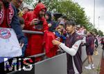 22.07.2024, Fussball 1. Bundesliga 2024/2025, Trainingslager FC Bayern Mnchen in Rottach-Egern am Tegernsee am Sportplatz Birkenmoos, Die Spieler geben den Fans nach dem Training noch fleissig Autogramme.  Hier Neuzugang Hiroki Ito (FC Bayern Mnchen) 