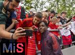 22.07.2024, Fussball 1. Bundesliga 2024/2025, Trainingslager FC Bayern Mnchen in Rottach-Egern am Tegernsee am Sportplatz Birkenmoos, Die Spieler geben den Fans nach dem Training noch fleissig Autogramme.  Hier Mathys Tel (Bayern Mnchen) 