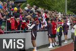 22.07.2024, Fussball 1. Bundesliga 2024/2025, Trainingslager FC Bayern Mnchen in Rottach-Egern am Tegernsee am Sportplatz Birkenmoos, Die Spieler geben den Fans nach dem Training noch fleissig Autogramme. 