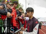 22.07.2024, Fussball 1. Bundesliga 2024/2025, Trainingslager FC Bayern Mnchen in Rottach-Egern am Tegernsee am Sportplatz Birkenmoos, Die Spieler geben den Fans nach dem Training noch fleissig Autogramme.  Hier Neuzugang Hiroki Ito (FC Bayern Mnchen) 