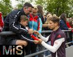 22.07.2024, Fussball 1. Bundesliga 2024/2025, Trainingslager FC Bayern Mnchen in Rottach-Egern am Tegernsee am Sportplatz Birkenmoos, Leon Goretzka (FC Bayern Mnchen) gibt den Fans Autogramme. 