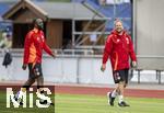 22.07.2024, Fussball 1. Bundesliga 2024/2025, Trainingslager FC Bayern Mnchen in Rottach-Egern am Tegernsee am Sportplatz Birkenmoos, li: Co-Trainer Floribert Ngalula (FC Bayern Mnchen, NGalula), re: Co-Trainer Aaron Danks (Bayern Mnchen) 