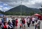 22.07.2024, Fussball 1. Bundesliga 2024/2025, Trainingslager FC Bayern Mnchen in Rottach-Egern am Tegernsee am Sportplatz Birkenmoos, Zuschauer sumen das Gelnde.