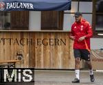 22.07.2024, Fussball 1. Bundesliga 2024/2025, Trainingslager FC Bayern Mnchen in Rottach-Egern am Tegernsee am Sportplatz Birkenmoos,  Trainer Vincent Kompany (FC Bayern Mnchen) nachdenklich 