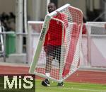 22.07.2024, Fussball 1. Bundesliga 2024/2025, Trainingslager FC Bayern Mnchen in Rottach-Egern am Tegernsee am Sportplatz Birkenmoos, Co-Trainer Floribert Ngalula (FC Bayern Mnchen, NGalula) rtrgt ein Tor.