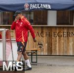 22.07.2024, Fussball 1. Bundesliga 2024/2025, Trainingslager FC Bayern Mnchen in Rottach-Egern am Tegernsee am Sportplatz Birkenmoos,  Trainer Vincent Kompany (FC Bayern Mnchen) nachdenklich 