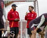 22.07.2024, Fussball 1. Bundesliga 2024/2025, Trainingslager FC Bayern Mnchen in Rottach-Egern am Tegernsee am Sportplatz Birkenmoos, v.li: Trainer Vincent Kompany (FC Bayern Mnchen) schaut mit Athletik-Trainer Bram Geers (FC Bayern Mnchen) den Spielern bei der Gymnastik zu.