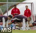 22.07.2024, Fussball 1. Bundesliga 2024/2025, Trainingslager FC Bayern Mnchen in Rottach-Egern am Tegernsee am Sportplatz Birkenmoos, v.li: Trainer Vincent Kompany (FC Bayern Mnchen) schaut mit Athletik-Trainer Bram Geers (FC Bayern Mnchen) den Spielern bei der Gymnastik zu.