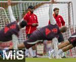 22.07.2024, Fussball 1. Bundesliga 2024/2025, Trainingslager FC Bayern Mnchen in Rottach-Egern am Tegernsee am Sportplatz Birkenmoos, v.li: Trainer Vincent Kompany (FC Bayern Mnchen) schaut mit Athletik-Trainer Bram Geers (FC Bayern Mnchen) den Spielern bei der Gymnastik zu.