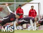 22.07.2024, Fussball 1. Bundesliga 2024/2025, Trainingslager FC Bayern Mnchen in Rottach-Egern am Tegernsee am Sportplatz Birkenmoos, v.li: Trainer Vincent Kompany (FC Bayern Mnchen) schaut mit Athletik-Trainer Bram Geers (FC Bayern Mnchen) den Spielern bei der Gymnastik zu.