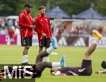 22.07.2024, Fussball 1. Bundesliga 2024/2025, Trainingslager FC Bayern Mnchen in Rottach-Egern am Tegernsee am Sportplatz Birkenmoos, v.li: Trainer Vincent Kompany (FC Bayern Mnchen) mit Athletik-Trainer Bram Geers (FC Bayern Mnchen) 