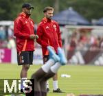 22.07.2024, Fussball 1. Bundesliga 2024/2025, Trainingslager FC Bayern Mnchen in Rottach-Egern am Tegernsee am Sportplatz Birkenmoos, v.li: Trainer Vincent Kompany (FC Bayern Mnchen) mit Athletik-Trainer Bram Geers (FC Bayern Mnchen)