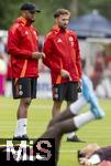 22.07.2024, Fussball 1. Bundesliga 2024/2025, Trainingslager FC Bayern Mnchen in Rottach-Egern am Tegernsee am Sportplatz Birkenmoos, v.li: Trainer Vincent Kompany (FC Bayern Mnchen) mit Athletik-Trainer Bram Geers (FC Bayern Mnchen)