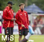 22.07.2024, Fussball 1. Bundesliga 2024/2025, Trainingslager FC Bayern Mnchen in Rottach-Egern am Tegernsee am Sportplatz Birkenmoos, v.li: Trainer Vincent Kompany (FC Bayern Mnchen) mit Athletik-Trainer Bram Geers (FC Bayern Mnchen)