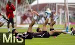 22.07.2024, Fussball 1. Bundesliga 2024/2025, Trainingslager FC Bayern Mnchen in Rottach-Egern am Tegernsee am Sportplatz Birkenmoos, li: Aleksandar Pavlovic (Bayern Mnchen) bei der Gymnastik 