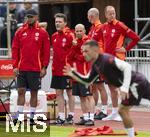 22.07.2024, Fussball 1. Bundesliga 2024/2025, Trainingslager FC Bayern Mnchen in Rottach-Egern am Tegernsee am Sportplatz Birkenmoos, Der Staff um Trainer Vincent Kompany (li, FC Bayern Mnchen), 2.v.li: Walter Grerer (Performance-Manager)