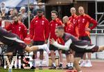 22.07.2024, Fussball 1. Bundesliga 2024/2025, Trainingslager FC Bayern Mnchen in Rottach-Egern am Tegernsee am Sportplatz Birkenmoos, Der Staff um Trainer Vincent Kompany (2.v.li, FC Bayern Mnchen), 3.v.li: Walter Gfrerer (Performance-Manager), li: Videoanalyst Soner Mansuroglu re: Vereinsarzt Dr. Jochen Hahne (FC Bayern)