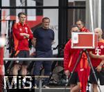 22.07.2024, Fussball 1. Bundesliga 2024/2025, Trainingslager FC Bayern Mnchen in Rottach-Egern am Tegernsee am Sportplatz Birkenmoos, v.li: Sportdirektor Christoph Freund (Bayern Mnchen) und Sportvorstand Max Eberl (Bayern Mnchen) schauen dem Training zu. 