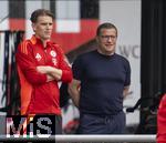 22.07.2024, Fussball 1. Bundesliga 2024/2025, Trainingslager FC Bayern Mnchen in Rottach-Egern am Tegernsee am Sportplatz Birkenmoos, v.li: Sportdirektor Christoph Freund (Bayern Mnchen) und Sportvorstand Max Eberl (Bayern Mnchen) schauen dem Training zu. 