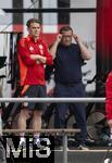 22.07.2024, Fussball 1. Bundesliga 2024/2025, Trainingslager FC Bayern Mnchen in Rottach-Egern am Tegernsee am Sportplatz Birkenmoos, v.li: Sportdirektor Christoph Freund (Bayern Mnchen) und Sportvorstand Max Eberl (Bayern Mnchen) schauen dem Training zu. 