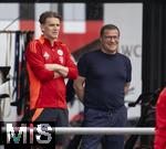 22.07.2024, Fussball 1. Bundesliga 2024/2025, Trainingslager FC Bayern Mnchen in Rottach-Egern am Tegernsee am Sportplatz Birkenmoos, v.li: Sportdirektor Christoph Freund (Bayern Mnchen) und Sportvorstand Max Eberl (Bayern Mnchen) schauen dem Training zu. 