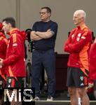 22.07.2024, Fussball 1. Bundesliga 2024/2025, Trainingslager FC Bayern Mnchen in Rottach-Egern am Tegernsee am Sportplatz Birkenmoos,  Sportvorstand Max Eberl (Bayern Mnchen) schaut dem Training zu. 