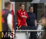 22.07.2024, Fussball 1. Bundesliga 2024/2025, Trainingslager FC Bayern Mnchen in Rottach-Egern am Tegernsee am Sportplatz Birkenmoos, v.li: Sportdirektor Christoph Freund (Bayern Mnchen) und Sportvorstand Max Eberl (Bayern Mnchen) schauen dem Training zu. 