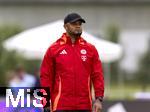 22.07.2024, Fussball 1. Bundesliga 2024/2025, Trainingslager FC Bayern Mnchen in Rottach-Egern am Tegernsee am Sportplatz Birkenmoos, Trainer Vincent Kompany (FC Bayern Mnchen) nachdenklich 