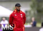 22.07.2024, Fussball 1. Bundesliga 2024/2025, Trainingslager FC Bayern Mnchen in Rottach-Egern am Tegernsee am Sportplatz Birkenmoos, Trainer Vincent Kompany (FC Bayern Mnchen) nachdenklich 