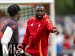 22.07.2024, Fussball 1. Bundesliga 2024/2025, Trainingslager FC Bayern Mnchen in Rottach-Egern am Tegernsee am Sportplatz Birkenmoos, Co-Trainer Floribert Ngalula (FC Bayern Mnchen, NGalula) gibt Anweisungen.